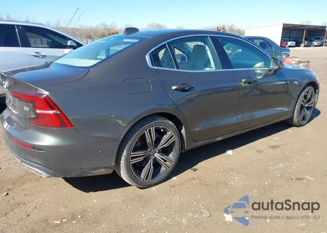 2022 Volvo S60 B5 Inscription z USA, uszkodzony, nr VIN 7JRL12TL6NG155311